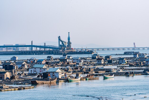 Carico e scarico attrezzature e allevamenti in riva al mare Wharf