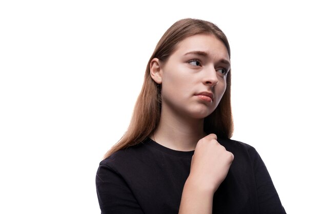 Carina adolescente dai capelli chiari con una maglietta nera su uno sfondo bianco