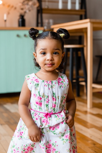 carina bambina afroamericana a casa in cucina