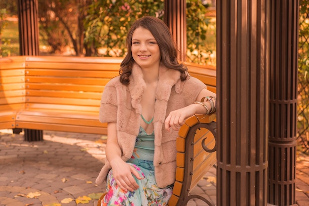 carina bella ragazza che cammina nel parco in autunno