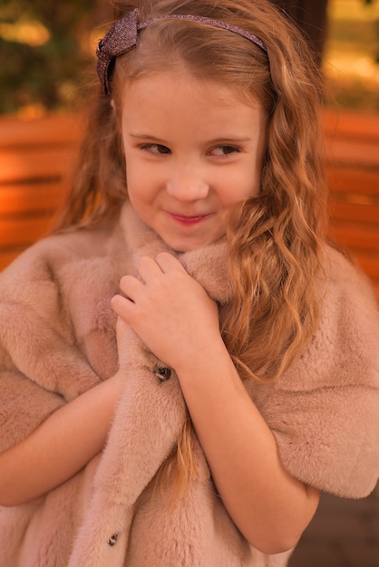 carina bella ragazza che cammina nel parco in autunno