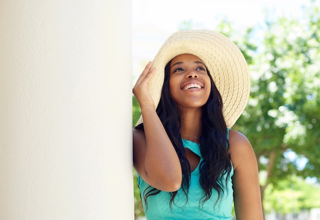 Carina donna afroamericana sorridente con cappello da sole