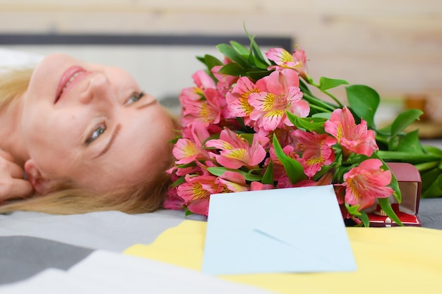 carina donna bionda con un bellissimo mazzo di fiori freschi bouquet per la consegna di fiori per ragazze