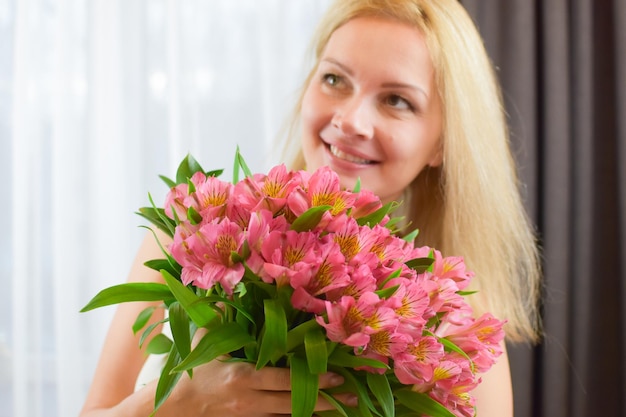 carina donna bionda con un bellissimo mazzo di fiori freschi bouquet per la consegna di fiori per ragazze