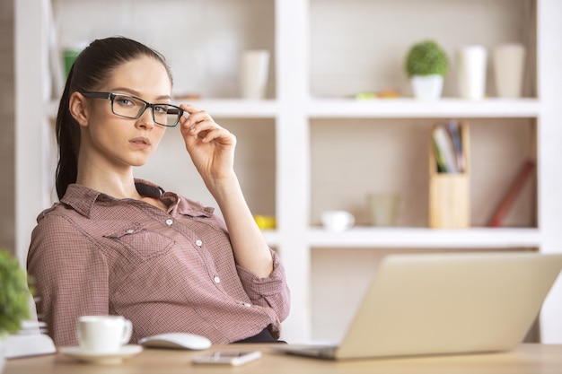 Carina donna caucasica sul posto di lavoro