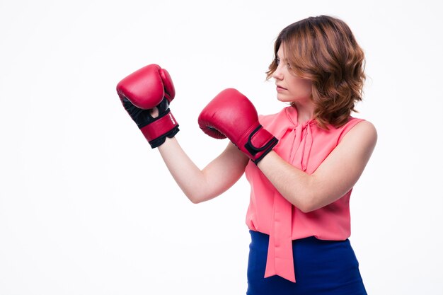 Carina donna elegante con guantoni da boxe