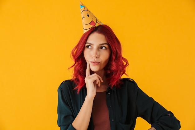 carina donna perplessa che indossa il mais da festa pensando e guardando da parte isolato