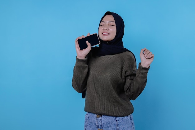 Carina giovane bella donna che chiama con il cellulare indossando l'hijab