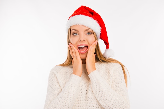 Carina giovane donna con un cappello da Babbo Natale