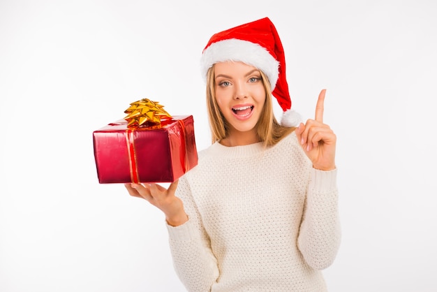 Carina giovane donna con un cappello da Babbo Natale