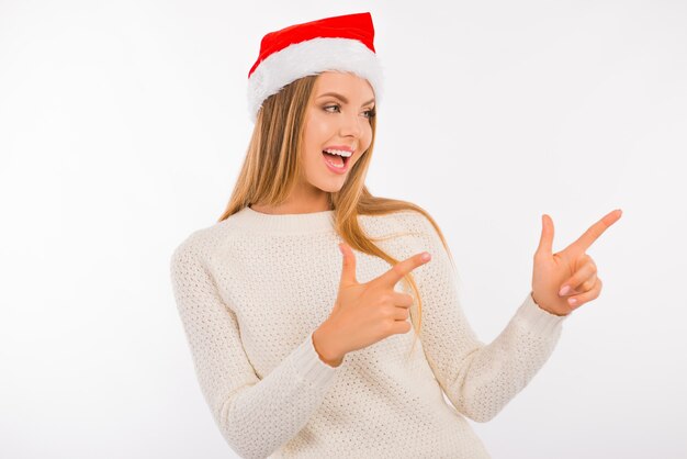 Carina giovane donna con un cappello da Babbo Natale