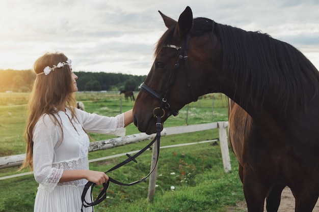 Carina giovane donna e il suo bellissimo cavallo