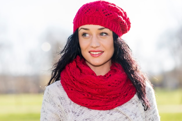 Carina giovane donna nel parco