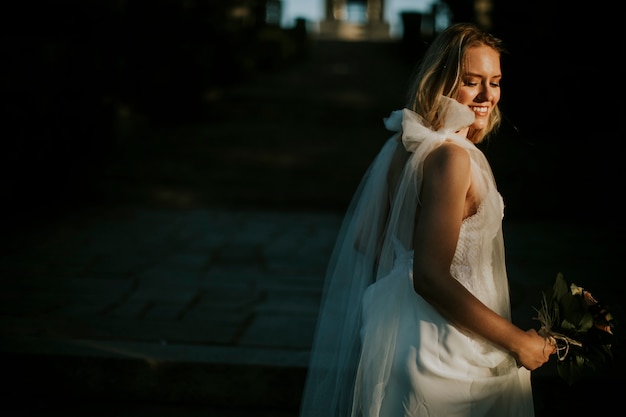 Carina giovane sposa con bouquet di fiori