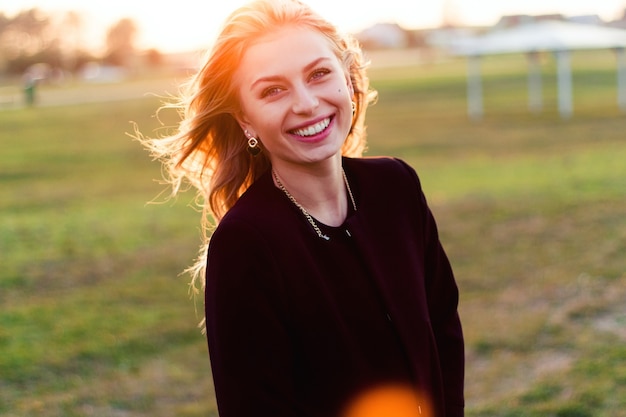 Carina ragazza sorridente all&#39;aperto nel parco