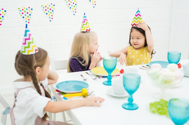 Carine ragazze multietniche in chat alla festa di compleanno