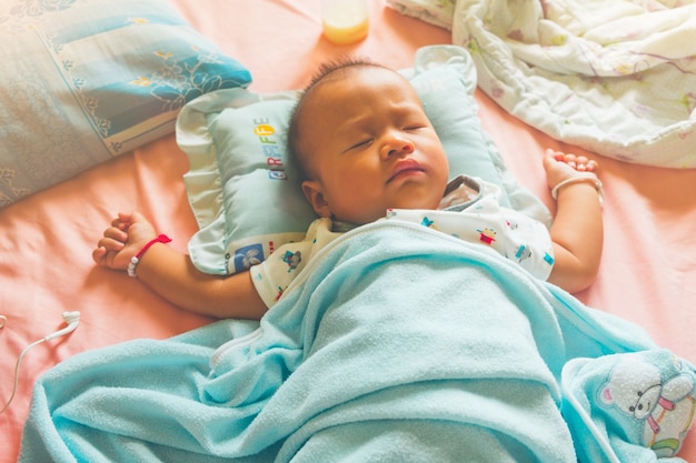 Carino 7 mesi bambino asiatico che dorme.