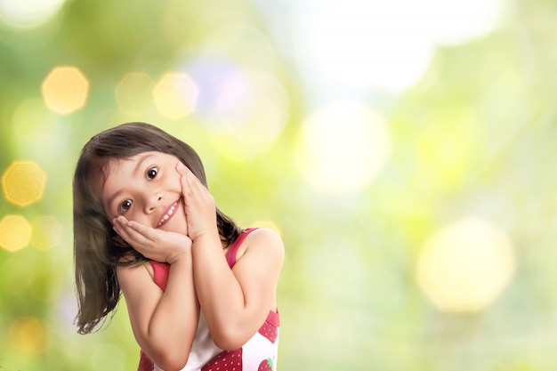 Carino bambina asiatica con la faccia buffa