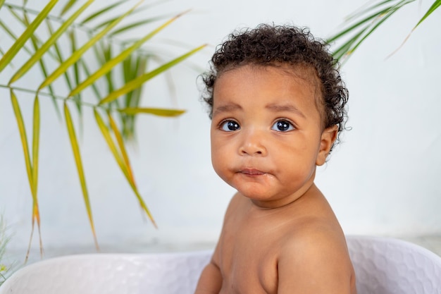 Carino bambino africano che fa il bagno nel bagno a casa concetto di cura e igiene per i bambini piccoli ritratto