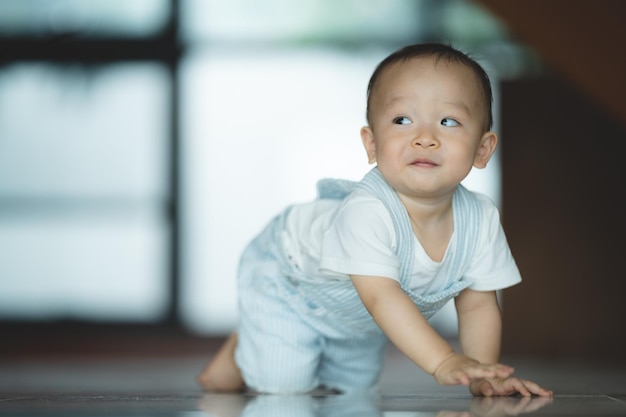 Carino bambino asiatico bambino persona ritratto piccola infanzia nel concetto di felice e innocenza piccolo bambino adorabile supporto da parte della cura della madre