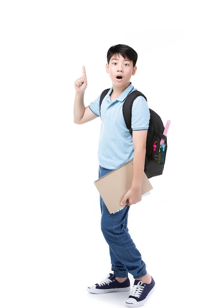 Carino bambino asiatico con quaderno di scuola