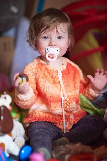 carino bambino bambina che gioca con i giocattoli a casa