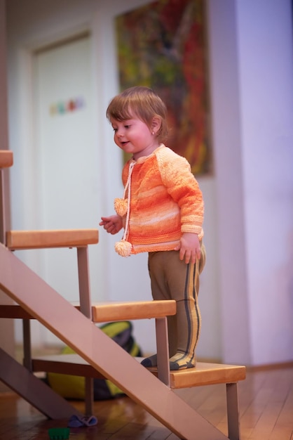 carino bambino bambina che gioca con i giocattoli a casa