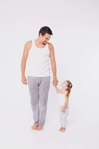 Carino bambino imparando a camminare e fare i suoi primi passi. la mamma sta tenendo la sua mano. i piedi del bambino da vicino, copia spazio