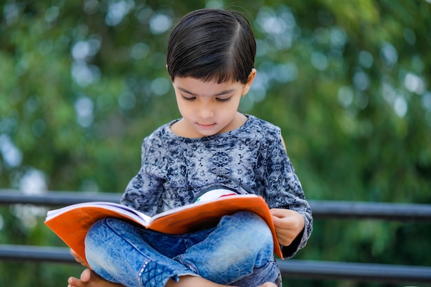 Carino bambino indiano studiando