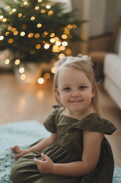 Carino bambino ragazza e l'albero di Natale al chiuso Buon Natale e felice anno nuovo concetto