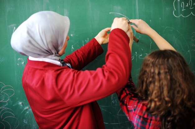 Carino bella scuola bambini in aula con attività di educazione