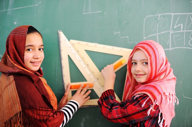 Carino bella scuola bambini in aula con attività di educazione