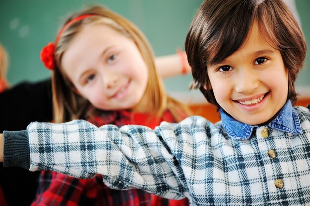 Carino bella scuola bambini in aula con attività di educazione