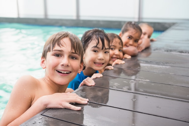 Carino corso di nuoto in piscina