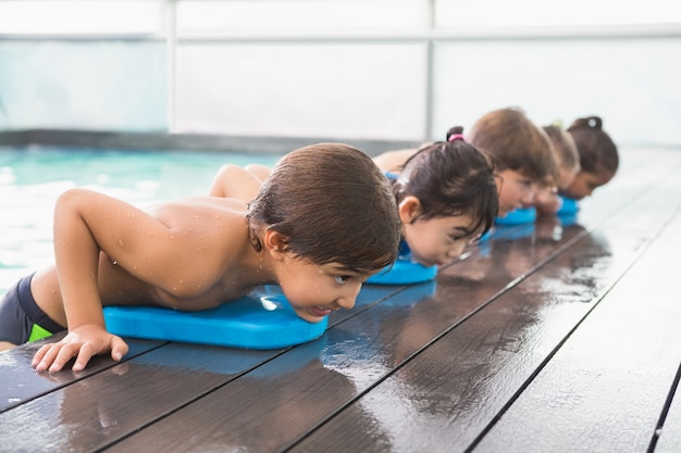 Carino corso di nuoto in piscina