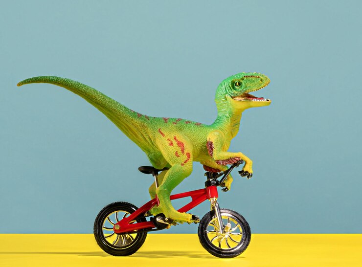 Carino dinosauro verde felice in bicicletta su sfondo blu e giallo
