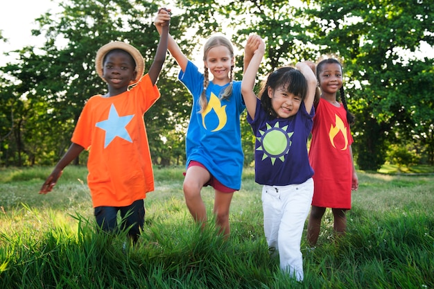 Carino diversi bambini che giocano nel parco