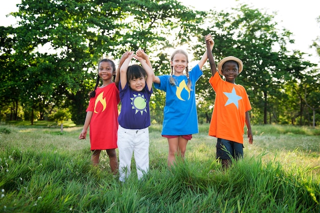 Carino diversi bambini che giocano nel parco