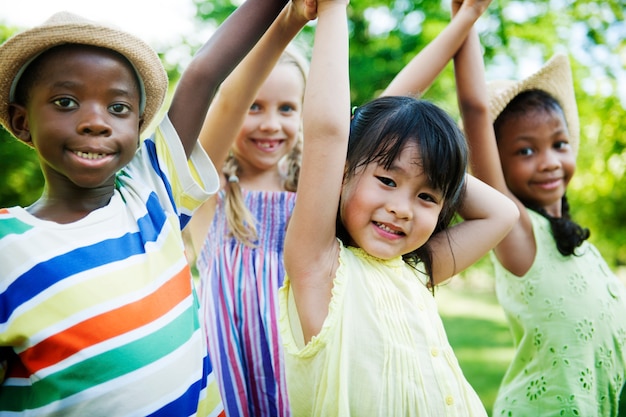 Carino diversi bambini che giocano nel parco