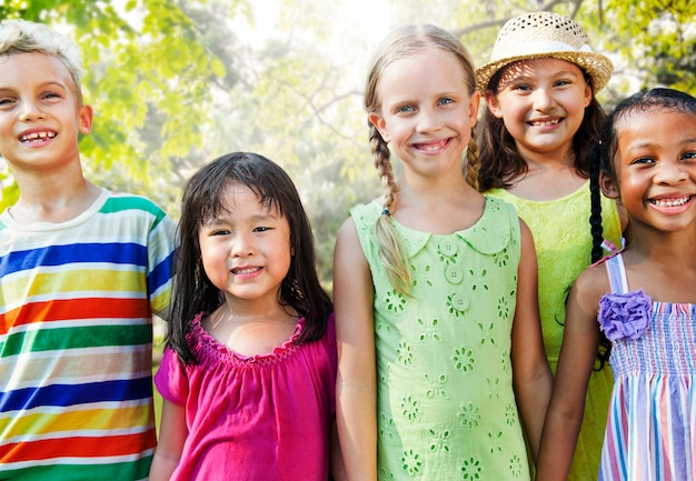 Carino diversi bambini che giocano nel parco