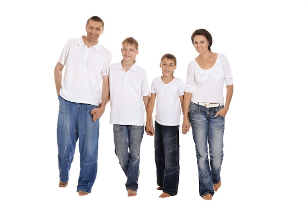 Carino famiglia felice in posa isolato su sfondo bianco