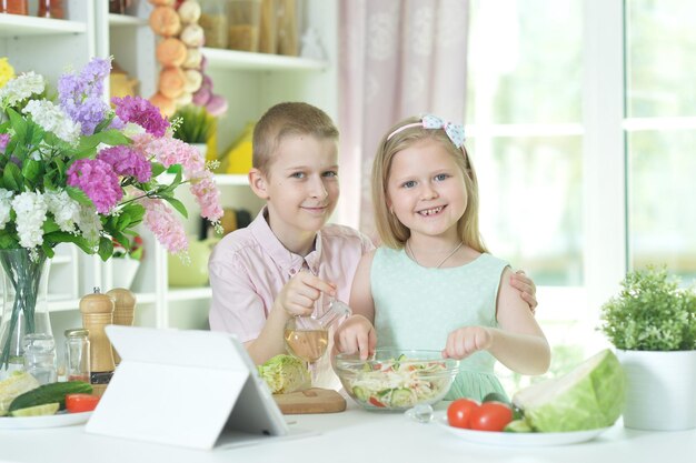 Carino fratellino e sorella che cucinano insieme in cucina