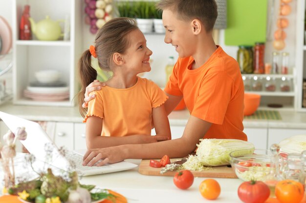 Carino fratello e sorella che cucinano insieme in cucina