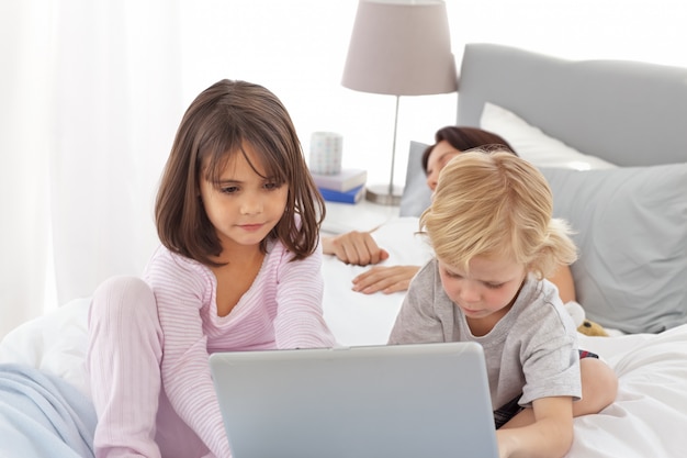 Carino fratello e sorella su internet mentre la madre sta dormendo