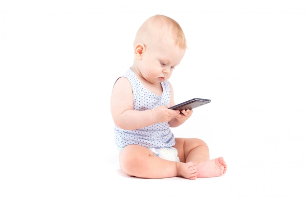 carino grazioso bambino in camicia blu e cellulare tenere il pannolino