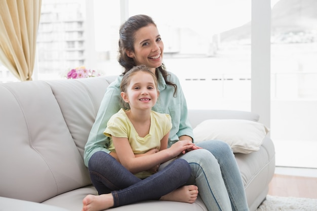 Carino madre e figlia sul divano