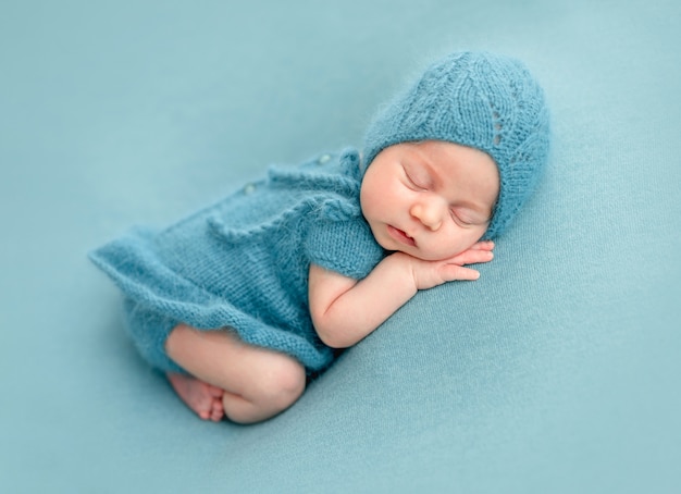 Carino neonato in abito lavorato a maglia