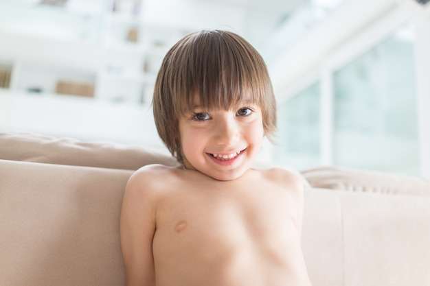 Carino piccolo bambino a casa da solo