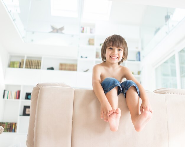 Carino piccolo bambino a casa da solo