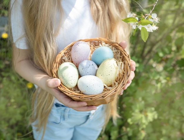 Carino piccolo bambino che indossa le orecchie da coniglio il giorno di pasqua